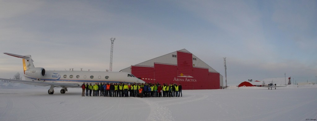 The whole Campaign Crew in front of both aircrafts and the Arena Artica. Picture by Sonja Gisinger, DLR.