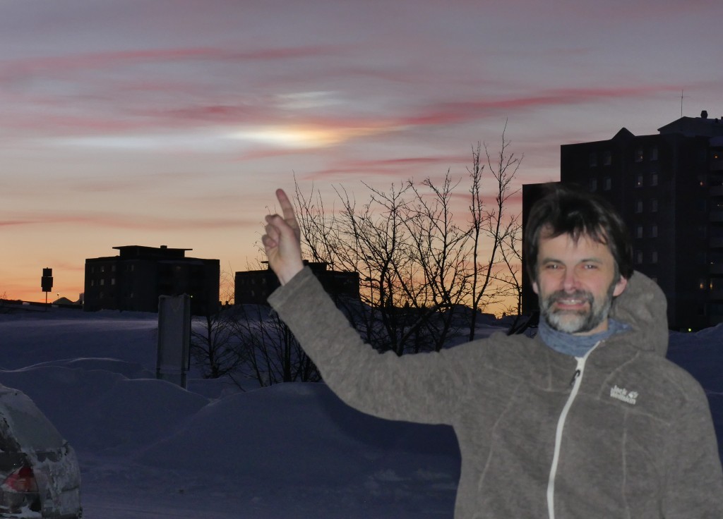FZJ Colleague Reinhold Spang pointing out a polar stratospheric cloud (PSC). Picture by Peter Preusse, FZJ.