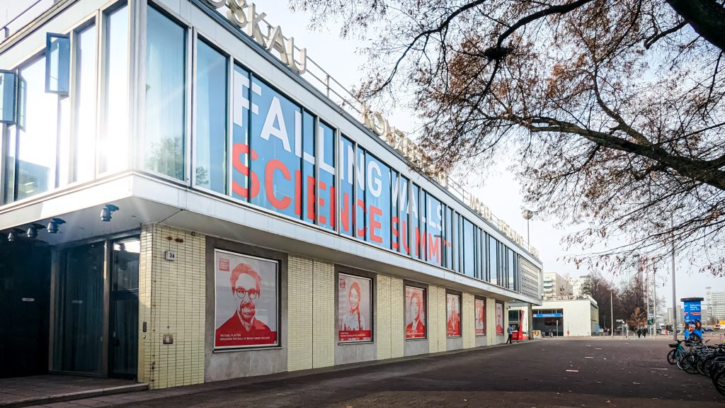 Gebäude "Café Moskau" mit Aufschrift "falling Walls Science Summit"