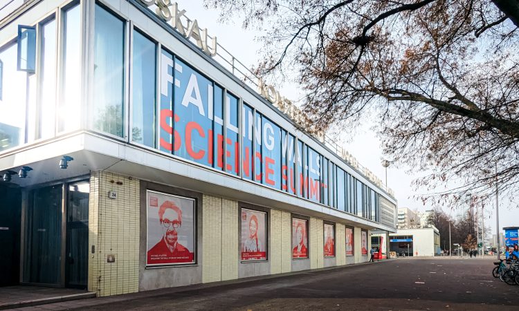 Gebäude "Café Moskau" mit Aufschrift "falling Walls Science Summit"