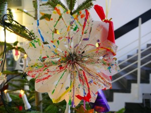 Kinder der Jülicher Kindertagesstätte "Kleinen Füchse" haben diesen Tannenbaum dekoriert und mit selbstgebasteltem Schmuck bestückt. Quelle: Forschungszentrum Jülich